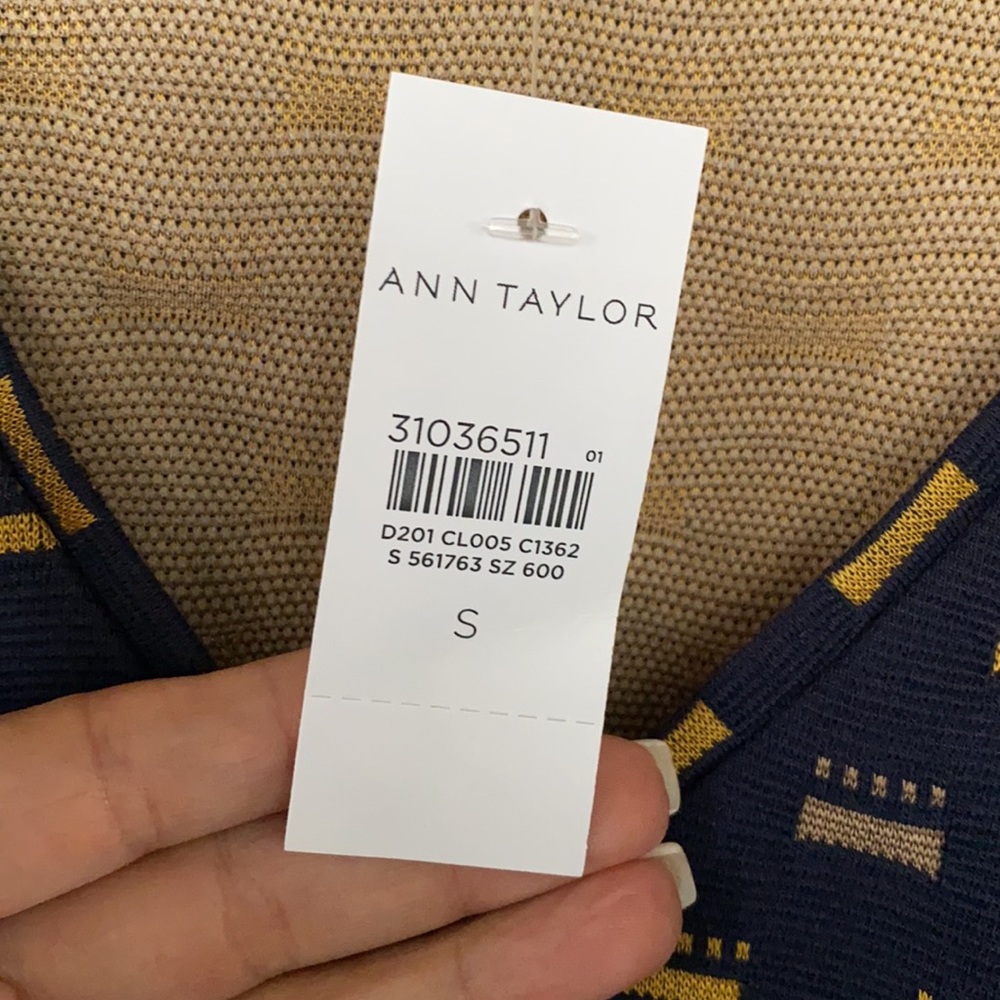 NWT Ann Taylor top. - Picture 5 of 10
